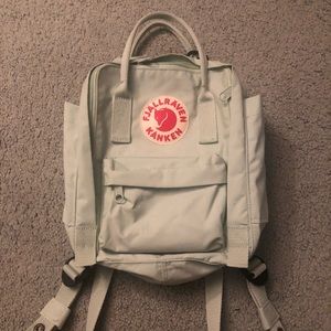 Mini mint green kanken 🍐